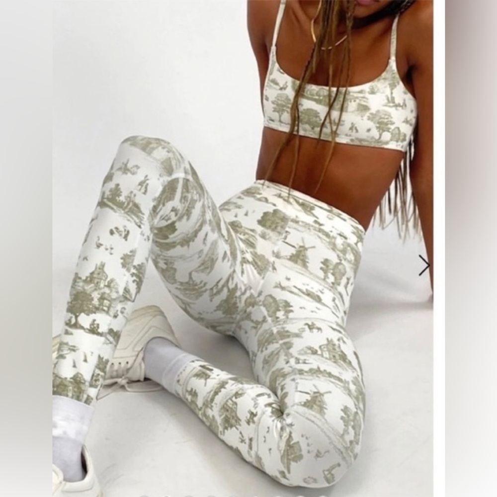 NWT WeWoreWhat V-Shape Leggings in Vintage Toile     Sage/Creamy White